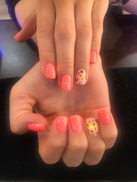 Amazonia Belleza mujer con manicura