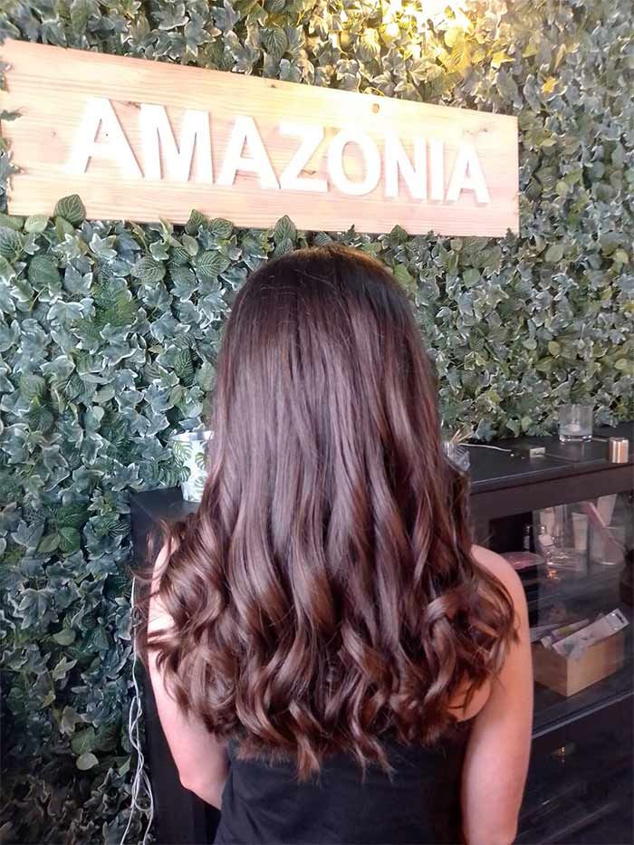 Amazonia Belleza mujer con pelo castaño