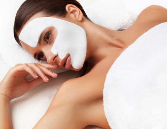Amazonia Belleza mujer con mascarilla 