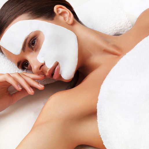 Amazonia Belleza mujer con mascarilla 