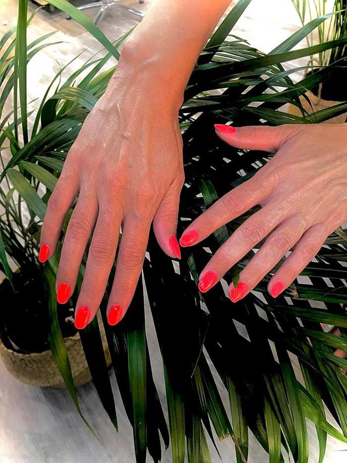 Amazonia Belleza mujer con uñas pintadas
