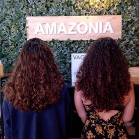 Amazonia Belleza chicas con corte rizos