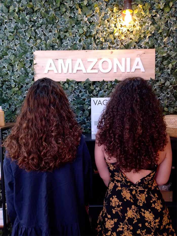 Amazonia Belleza chicas con corte rizos