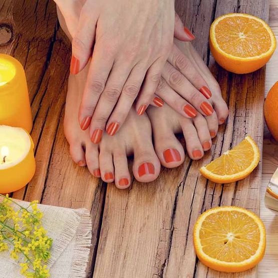 Mujer con pedicura y manicura
