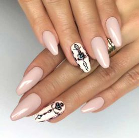 Amazonia Belleza persona con uñas decoradas