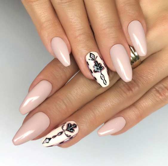 Amazonia Belleza persona con uñas decoradas
