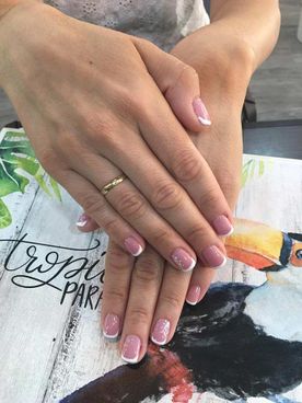 Amazonia Belleza mujer con uñas decoradas