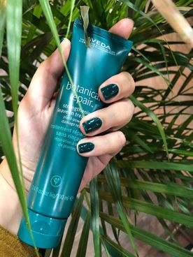 Amazonia Belleza mujer con crema para uñas