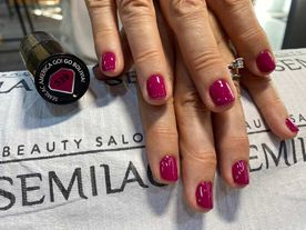 Amazonia Belleza mujer con esmalte en sus uñas