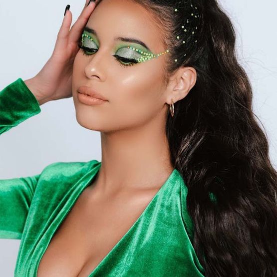 Amazonia Belleza mujer con maquillaje profesional