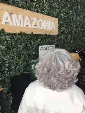 Amazonia Belleza dama con corte rizos