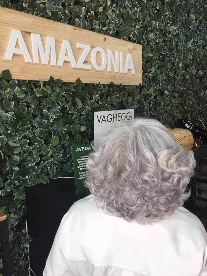 Amazonia Belleza dama con corte rizos