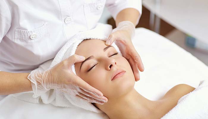 Mujer en tratamiento facial