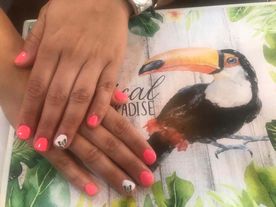 Amazonia Belleza persona con manicura