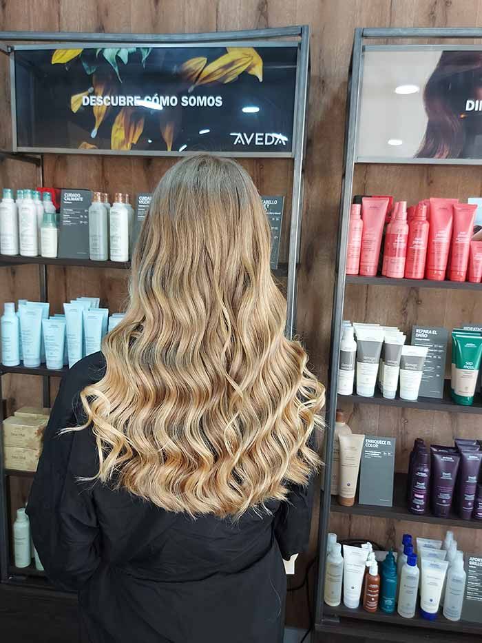 Amazonia Belleza mujer con pelo rubio