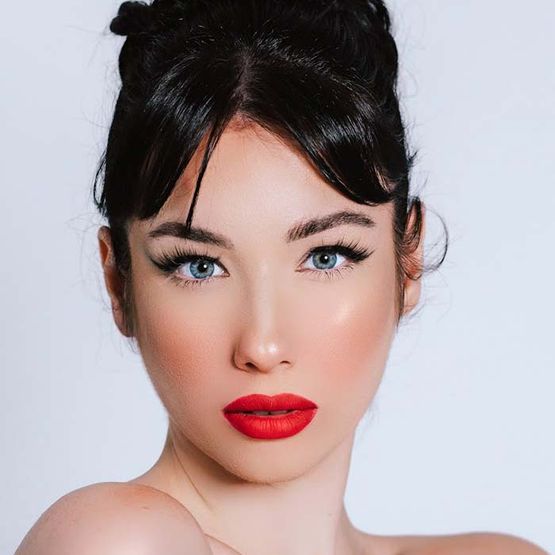 Amazonia Belleza mujer con labial