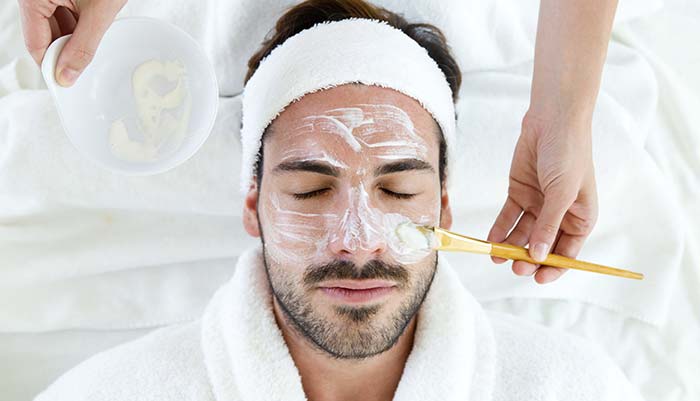 Hombre en tratamiento facial