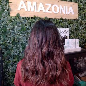Amazonia Belleza dama con color en su cabello