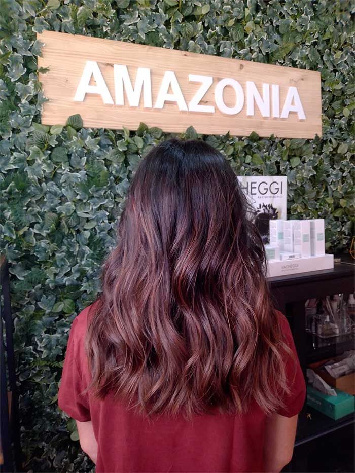 Amazonia Belleza dama con color en su cabello