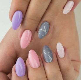 Amazonia Belleza mujer con uñas de colores