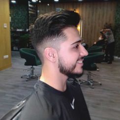 Amazonia Belleza hombre en barbería