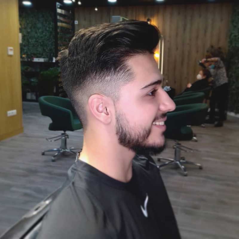 Amazonia Belleza hombre en barbería
